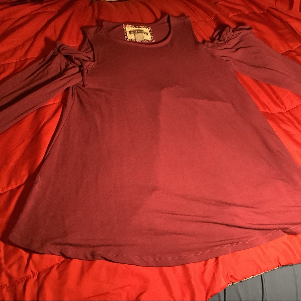 Kate & Mallory Women’s Size Medium Burgundy Long Sleeves Cold Shoulders Top